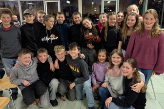 Sieben Zwerge mal anders: Wie die Theatertruppe am Cotta-Gymnasiasten aus Brand-Erbisdorf begeistert - Die Schüler der Klasse 6c am Bernhardt-von-Cotta Gymnasium in Brand-Erbisdorf führten eine moderne Version von Schneewittchen auf.