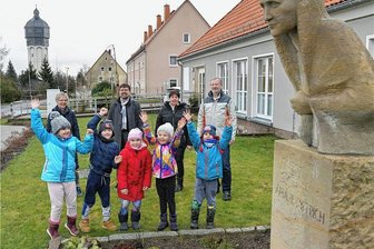 Siebenlehn: Amalie-Dietrich-Tage mit Leiterwagen-Rennen - "Australischer Garten" wird eröffnet - In Siebenlehn weiß (nahezu) jedes Kind, wer Amalie Dietrich war. Hier ein Foto vom Eingangsbereich der Kita "Amalie Dietrich" von 2022. Im Hintergrund Kitaleiterin Ulrike Wappler, Matthias Lütkemeier, der Chef des Schulfördervereins, Sylvia Simon, die Leiterin der Grundschule Am Wasserturm, und Fördervereinsmitglied Dietmar Lippert.