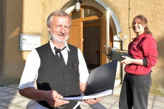 Siebenlehn: Amalie singt in der Kirche - Beim Bürgersingen anlässlich des 203. Geburtstags von Amalie Dietrich am Sonntag in der Kirche in Siebenlehn gibt Dietmar Lippert vom örtlichen Schulförderverein den Wilhelm Dietrich, Charlotte Lütkemeier ist an der Technik zu finden.