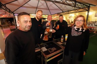 Siebenlehn feiert das 13. Oktoberfest: Auf die Gäste wartet nicht nur Freibier - Mike Schauer, Patrick Schilling, Swen Thiessenhusen, Tino Walcha und Andrea Berndt (v. l.) stoßen auf ein schönes Oktoberfest in Siebenlehn an.
