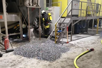 Siebenlehn: Feuer in Recyclinganlage - Ein Brand einer Recyclinganlage hat sich am Montag kurz vor Mitternacht in Siebenlehn ereignet.
