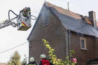 Siebenlehn: Feuerwehr rettet bewusstlosen Mann aus brennendem Haus - In Siebenlehn brannte am Sonntag ein Dachstuhl.