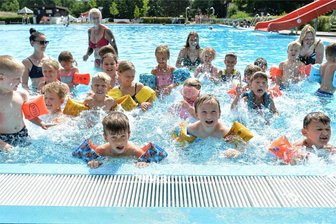Siebenlehn: Gute Nachricht aus Berlin - Im Romanusbad in Siebenlehn sind regelmäßig, wie hier 2023, Mädchen und Jungen aus den Kitas im Stadtgebiet zu Besuch.