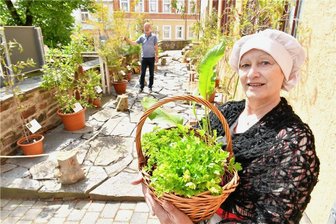 Siebenlehn hat jetzt einen "Australischen Garten" - in Erinnerung an Amalie Dietrich - Gisela Berszick mit einem Korb einheimischer Kräuter im "Australischen Garten".