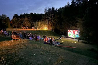 Siebenlehn: Kinosommer startet mit Film „Ziemlich beste Freunde“ - Erste Veranstaltungen des in Gründung befindlichen Vereins Gemeindekino zum Ausprobieren der Technik fanden bereits in Siebenlehn statt, so auch zur Fußball-EM. Die Veranstalter zählten zwischen 50 und 100 Gästen.