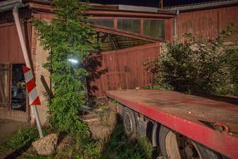 Siebenlehn: Lkw-Anhänger durchbricht Tor - Dieser Lkw-Anhänger hat sich am Mittwochabend selbstständig gemacht und das Tor einer Halle in Siebenlehn durchbrochen.