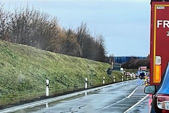Siebenlehn: Unfall auf der B 101 fordert drei Verletzte - Hubschrauber im Einsatz - Ein schwerer Unfall auf der B 101 bei Siebenlehn führte am Freitagmorgen zu einem stundenlangen Stau.