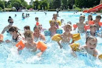 Siebenlehn: Wie die Schwimmkurse im Romanusbad ankommen - Die Kinder absolvieren im Romanusbad Siebenlehn Planschübungen, um sich notfalls über Wasser halten zu können.