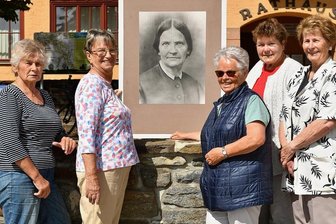 Siebenlehner ehren ihre Amalie Dietrich - Die Amalie-Dietrich-Gedenkstätte befindet sich im historischen Rathaus in Siebenlehn. Die Ehrenamtlerinnen Isolde Bär, Hannelore Heyl, Maria Zill, Heidemarie Bernig und Renate Bärsch (von links) gehören zum Betreuerteam der Ausstellung.