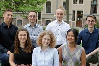 Siebenmal Abinote 1,0 - Das gab es im Glauchauer Gymnasium noch nie - Kylie Friedrich, Nicola Höppner, Jenny Friedrich (vorn von links) sowie Fabrice Burkhardt-Medicke, Henry Lohwasser, Linus Müller und Lennart Baier (hinten von links) sind die Abiturienten am Glauchauer Gymnasium, die mit 1,0 abgeschlossen haben.