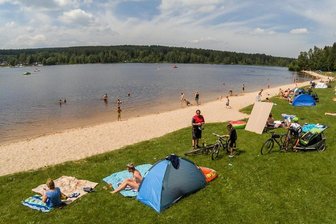 Siebenschläfer weckt Sommerhoffnungen im Erzgebirge - Zeitiges Kommen sicherte am Greifbachstauweiher gute Plätze. Der Siebenschläfertag machte Hoffnung auf mehr Badewetter.