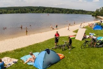 Siebenschläfer weckt Sommerhoffnungen - Zeitiges Kommen sicherte am Greifbachstauweiher gute Plätze. Der Siebenschläfertag machte Hoffnung auf mehr Badewetter.