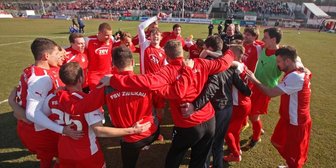 Siebenter Streich von Oliver Genausch - "Vortänzer" Oliver Genausch feiert den Sieg inmitten seiner Temakameraden.
