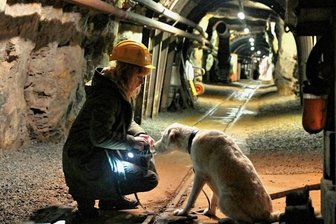 Siebter Erzgebirgskrimi: Wann geht die Mörderjagd weiter? - Saskia Bergelt (Teresa Weißbach) und ihr Hund Wolke auf Spurensuche im Stollen. 
