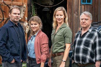 Siebter Erzgebirgskrimi: ZDF lässt in Schwarzenberg drehen - Werden auch im siebten Erzgebirgskrimi Hauptrollen spielen: Kai Scheve und Lara Mandoki agieren als Kommissare, Teresa Weißbach ist als Försterin zu sehen und Andreas Schmidt-Schaller (v. l.) als ihr Vater. 