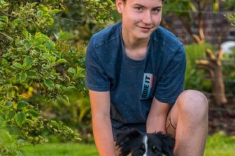 Siebtklässler hat eigenes "Wechselmodell" - Der 13-jährige Max Seidel aus Neukirchen ist auf den Hund gekommen. Seit November gehört Elli, eine Mini-Australian-Shepherd-Hündin, zur Familie - nachdem Katze Lisa mit über 18 Jahren eingeschläfert werden musste. Die kleine Fotografie rechts entstand kurz nach Beginn des 5. Schuljahres, sie wird die Beitragsreihe als Vergleichsfoto bis zur 12. Klasse begleiten.