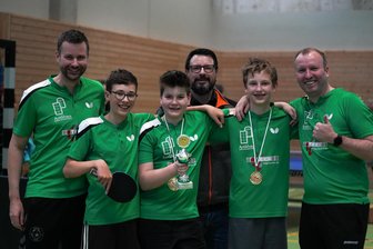 Siebtklässler schmettern in Herren-Liga: Niederwiesaer Tischtennis-Nachwuchs startet neu durch - Wenn der Vater mit dem Sohne: Carsten und Leo Kuniß, Henri und Tino Mädler, Erik und Maik Jeschke (v. l.) stehen für den Familiengedanken im Verein.