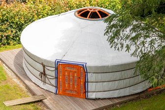 Siedeln etwa Mongolen im Erzgebirge? Das Geheimnis der riesengroßen Jurte im Zwönitztal - Eine große Jurte im Erzgebirge – versteckt hinter hohen Bäumen und Sträuchern. Was hat es damit auf sich?