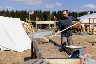 Siedlercamp öffnet auf künftigem Westernstadt-Gelände im Erzgebirge - Frank Schaffer bei letzten Vorbereitungen im Siedlercamp, das am Wochenende auf dem Gelände der künftigen Westernstadt "Old Miners Creek" bei Geyer öffnet. Es soll einen Vorgeschmack auf die späteren Angebote dort geben. Im Bild ist die Goldwäsche im Camp zu sehen, die Kinder ausprobieren können.