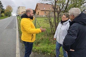 Siedlung auf dem Lindenberg will Ortstafel „Blankenhain“ zurück: „Zum Glück ist noch nichts passiert“ - Die Anlieger David Heuschneider und Christian Pfeffer (r.) erklären Ortsvorsteherin Ulrike Voigt die Lage auf dem Lindenberg. Mit der Ortstafel an der Stelle wäre nur Tempo 50 erlaubt.