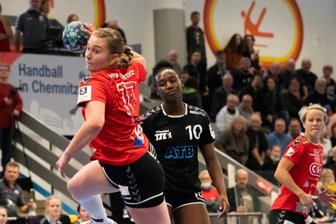 Sieg gegen Europacupgewinner - Tor für Chemnitz, Frust bei Berlin: Mit 28:19 gewannen die Handballerinnen des HV Chemnitz am Sonntagnachmittag gegen den Berliner TSC. Frederike Kob (im Bild) steuerte einen Treffer dazu bei.