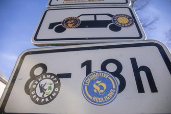 "Sieg Heil"-Rufe im Bus: Polizei ermittelt nach Einsatz in Oberwiesenthal gegen Fans von Lok Leipzig - Die Aufkleber der Fans zeugen in Oberwiesenthal noch von dem Vorfall.