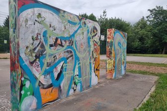 „Sieg-Heil“-Rufe in Chemnitz: Männergruppe vor Gericht - Am Sportplatz an der Liddy-Ebersberger-Straße sollen die Männer Alkohol getrunken und Musik gehört haben.