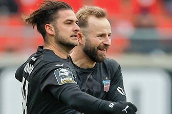 Sieg im Abstiegskracher gegen Halle: FSV Zwickau mit Brinkies, Baumann und ein bisschen Dusel - Tore-Doppelpacker Dominic Baumann nimmt nach seinem Tor die Glückwünsche von FSV-Neuzugang Jan-Marc Schneider entgegen.