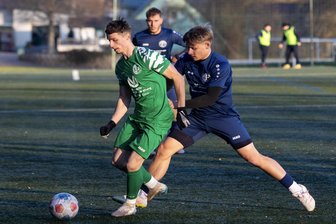 Sieg im Chemnitzer Stadtderby: Fußballer des SV Eiche Reichenbrand reiten weiter auf der Erfolgswelle - Eiche Reichenbrand (hier Denny Illgen gegen Oleksandr Velychko) gewann das Stadtderby gegen den VfB Fortuna II.