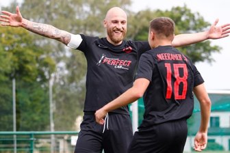 Sieg im Derby: Meeraner feiern Auftakt (fast) nach Maß - Der Meeraner Kapitän Felix Petzold (links) jubelt mit Doppeltorschütze Nils Wallasch. Klarer als erwartet konnte sich der MSV in Oberlungwitz durchsetzen. Die beiden Treffer der Gastgeber fielen erst kurz vor Schluss.