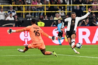 Leroy Sane (r) erzielt gegen Frankreichs Torwart Mike Maignan das Tor zum 2:0.