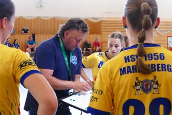 Sieg im ersten Testspiel: Marienbergs junge Handballerinnen tanken Selbstvertrauen - Gespannt lauscht auch Lena Müller (hinten), die nach mehrjähriger Pause wieder für den HSV aktiv ist, den Ausführungen von Trainer Chris Tippmann.