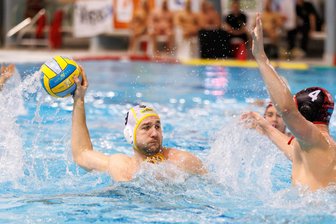 Sieg im Hexenkessel: Wasserballer des SVV Plauen ringen Cannstatt mit starker Schlussphase nieder - Stepan Rezek versucht hier den Ball am Cannstatter Verteidiger vorbeizubekommen.