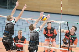 Sieg im letzten Hinrundenspiel bringt Zschopaus Regionalliga-Volleyballer auf Podestkurs - Nachdem er zuletzt im Regionalliga-Team des VC Zschopau meist als Libero fungiert hatte, übernahm Philipp Kramp (rechts) diesmal die Rolle des Außenangreifers und konnte gegen den SV Bad Düben mit vielen Schmetterbällen punkten.