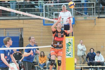 Sieg im Regionalliga-Spitzenspiel lässt Zschopaus Volleyballer klettern - Mit seinen Zuspielen und seiner Erfahrung hatte Stefan Timm großen Anteil am Sieg gegen Leipzig.