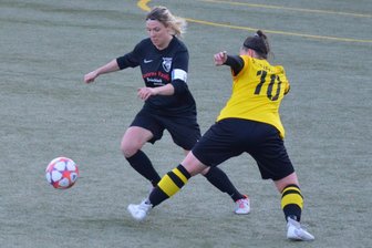 Sieg im Vogtlandderby: Rodewischer Landesklasse-Fußballerinnen wieder in den Top 3 - Rodewischs Louise Modes (links) versucht sich hier an Penelope-Yves Wonneberger von der SpG Pfaffengrün/Zobes/Greiz vorbeizukämpfen.