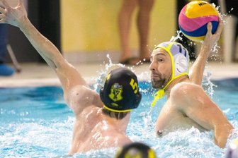 Sieg Nummer 14: SVV drängt auf die Bundesliga-Rückkehr - Der Plauener Wasserball-Routinier Stephan Roßner (rechts) führt die Mannschaft in der 2. Liga von Sieg zu Sieg. Auch in Chemnitz traf Roßner beim 19:5-Sieg viermal.