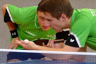 Sieg stärkt fast vergessene Spiellaune - Bildeten beim 7. Ronny-Lohse-Gedenkturnier in Zschopau eine unschlagbare Einheit mit der Spürnase für den richtigen Schlag: Leon Schubert (links) und Christian Franz. Die beiden siegreichen jungen Tannenberger gehen im Ligabetrieb für den TTC Lugau auf Punktejagd. 