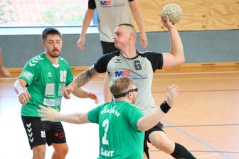 Sieg und Niederlage für die SG Handball Oberland - Livio Reißmann (am Ball, hier beim Hinspiel gegen Zwönitz II) war bei der Niederlage im Erzgebirge mit zwölf Treffern erfolgreichster Werfer der Oberländer.