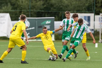 Sieg und Niederlage im Sachsenpokal für Fußballer aus dem Erzgebirge - In der ersten Runde des Sachsenpokals gewann der VfB Fortuna Chemnitz (in den gelben Trikots) auf heimischem Platz nach Verlängerung 3:1 gegen den SV Tanne Thalheim.