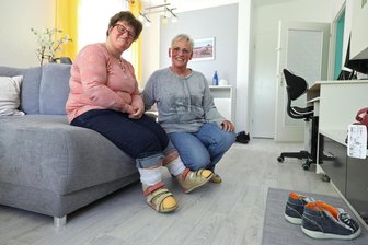 Sieg vor Gericht: Behinderte Lichtensteinerin bekommt Schuhe bezahlt - Isabell (links) und Ina Falkner in ihrer Lichtensteiner Wohnung: Ihr Kampf um neue Schuhe war erfolgreich.