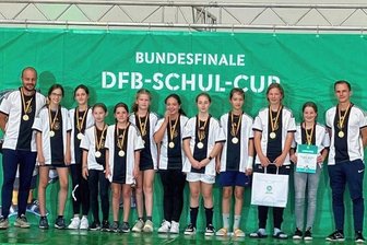 Siege in der Platzierungsrunde als versöhnlicher Abschluss - Die Oelsnitzer Mannschaft nach der Siegerehrung. Von links Co-Trainer Max Dörlitz, Raisa Flachsbarth, Sofia Sammler, Lusia Wolfram, Sarah Hendel, Greta Smolla, Nele Schindler, Charly Wunderlich, Merle Dietrich, Lucy Linke, Lina Linke und Trainer Toni Fortak.