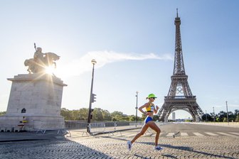 Siege, Tränen, Spektakel – das war Olympia in Paris - Die Schwedin Carolina Wikström passiert am Sonntagmorgen beim Marathonlauf den Eiffelturm.