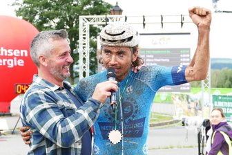 Sieger des 32. Erzgebirgs-Bike-Marathons erfüllt sich einen Traum seiner Kindheit - Direkt nach der Zielankunft waren Anton Albrecht im Interview mit Moderator Andreas Fischer seine Emotionen deutlich anzumerken.