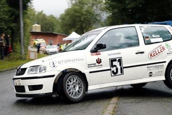 Sieger fährt sich den Kopf frei - Lars Meyer und Dominik Romainczyk eilten im VW Polo der Konkurrenz in der Klasse NC4 davon. Bei der Rallye Grünhain 2021 - hier in einer Spitzkehre auf dem Rundkurs in Markersbach - vertraten der Schwarzenberger und sein Co-Pilot aus Schneeberg die Farben des gastgebenden Clubs. Mit Klassensieg und Gesamtrang 18 gelang ihnen das äußerst erfolgreich. 