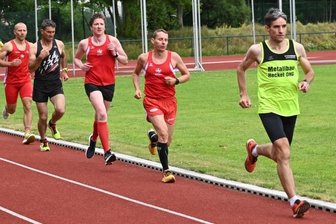 Sieger freut sich auf die nächste Herausforderung - Thomas Ungethüm vom VfB Lengenfeld (vorn) hat beim dritten Lauf der Stundenlauf-Serie das beste Ergebnis erzielt.