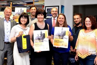 Sieger im Videowettbewerb "Unser Plauen" gekürt - Die Sieger Luisa Schellenberger und Nadja Grigorenko (vorn von links) freuen sich mit den Zweitplatzierten Michaela Zimmermann, Pascal Müller und Karin Böttcher sowie Stephan Roßner (hinten, 2. von links) über je 900 Euro. Stadtwerke-Geschäftsführer Peter Kober (links) und Oberbürgermeister Steffen Zenner gratulierten.
