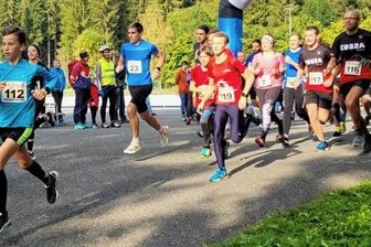 Sieger setzen sich frühzeitig ab - Kurz nach dem Start: Roman Rudert (Nummer 112) gewann über fünf Kilometer, Thomas Ungethüm (23) über zehn. 