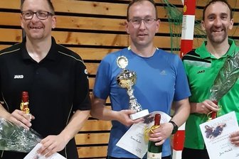 Sieger steht erst nach zwei Finals fest - Die Sieger und Platzierten bei den aktiven Männern: Es gewann Thomas Hasler (Mitte) vor Mirko Sommerfeld (links) und Jan Michel. 