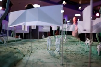 Siegerentwurf für Einheitsdenkmal in Leipzig steht fest - Der Siegerentwurf für das in Leipzig geplante Freiheits- und Einheitsdenkmal im Zeitgeschichtlichen Forum der Stadt. Gewonnen hat den Wettbewerb der gemeinschaftliche Entwurf von Architekten und Künstlern aus Leipzig. Die abstrakte und konkrete Würdigung von Protestbewegung und der „Friedlichen Revolution“ von 1989 in einem Park mit Bannern, Fahnen und Transparenten überzeugte die Jury.
